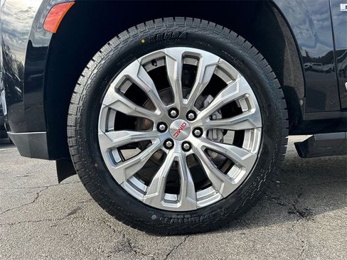 Used 2021 GMC Yukon XL Denali w/ Denali Premium Package image 12