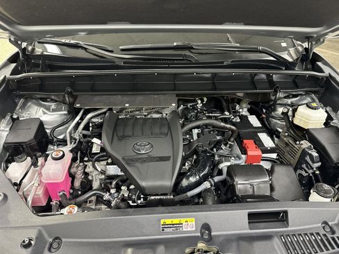 Used 2023 Toyota Highlander LE FWD image 33