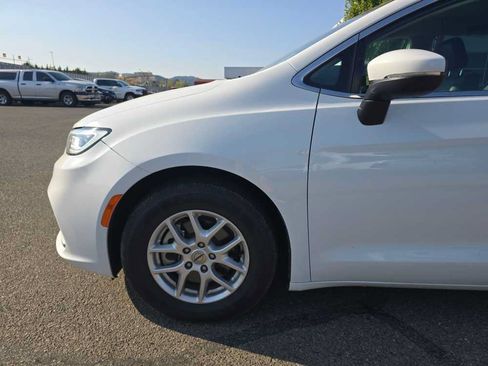 Used 2023 Chrysler Pacifica Touring-L FWD image 20
