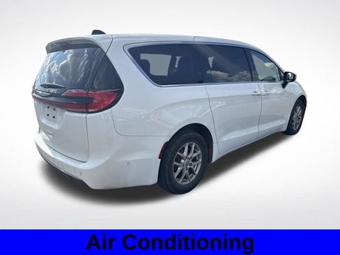 Used 2023 Chrysler Pacifica Touring-L FWD image 4