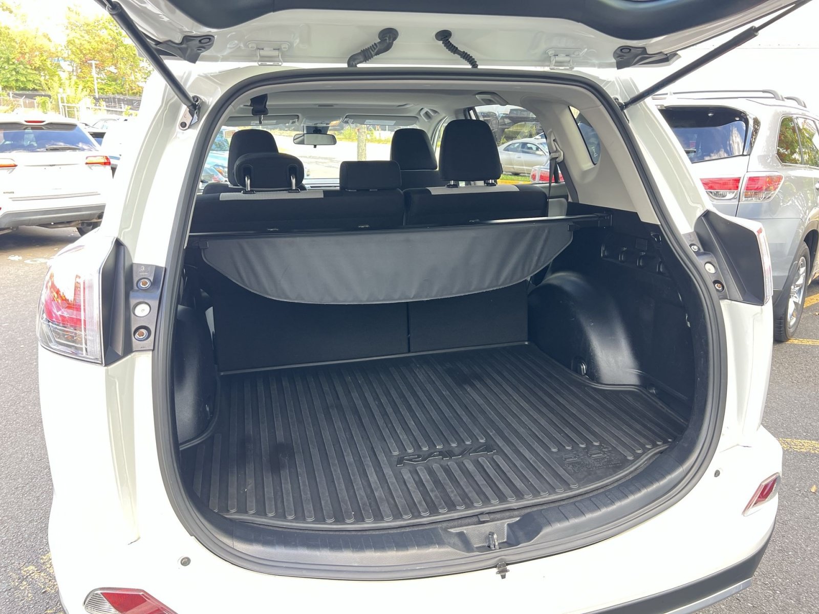Used 2018 Toyota RAV4 XLE w/ Plus Extra Value Package AWD/4WD image 25