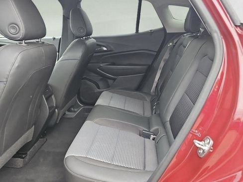 Used 2025 Chevrolet Trax LT w/ LT Convenience Package FWD image 4