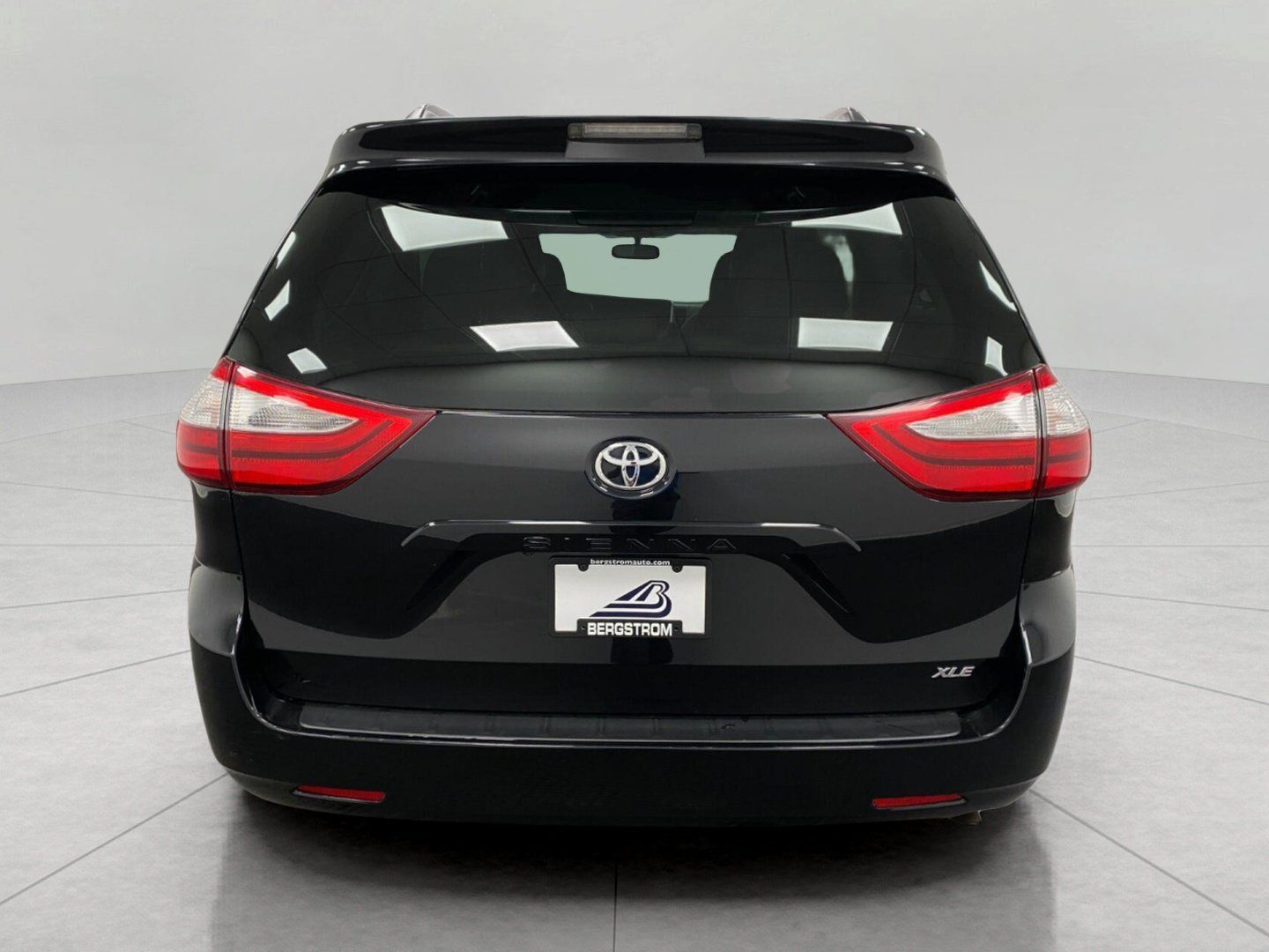 Used 2016 Toyota Sienna XLE FWD image 5