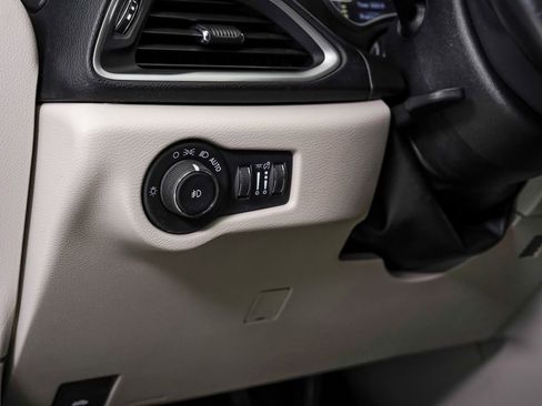 Used 2018 Chrysler Pacifica Touring-L FWD image 9