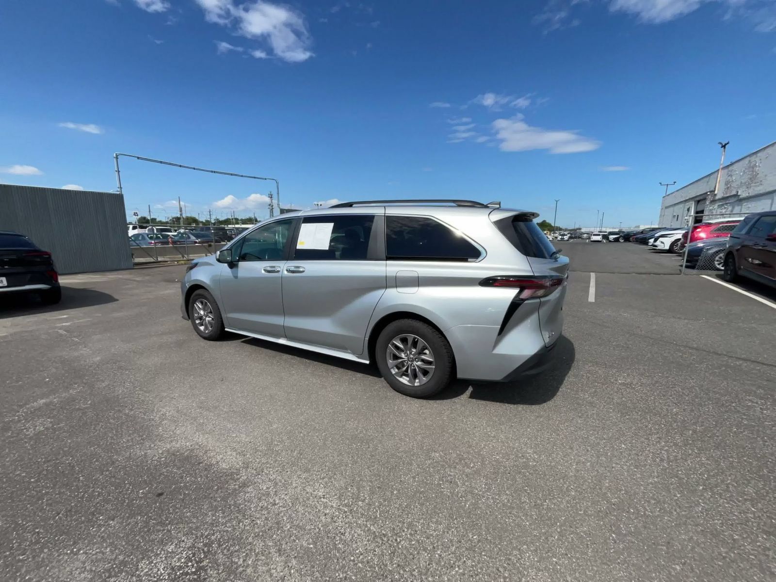 Used 2025 Toyota Sienna XLE FWD image 9