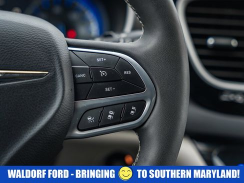 Used 2024 Chrysler Pacifica Touring-L image 30