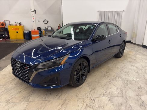 Used 2024 Nissan Altima 2.5 SR image 3