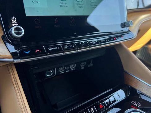 Used 2022 Jeep Grand Wagoneer Series III w/ Rear Seat Video Group 1 AWD/4WD image 25