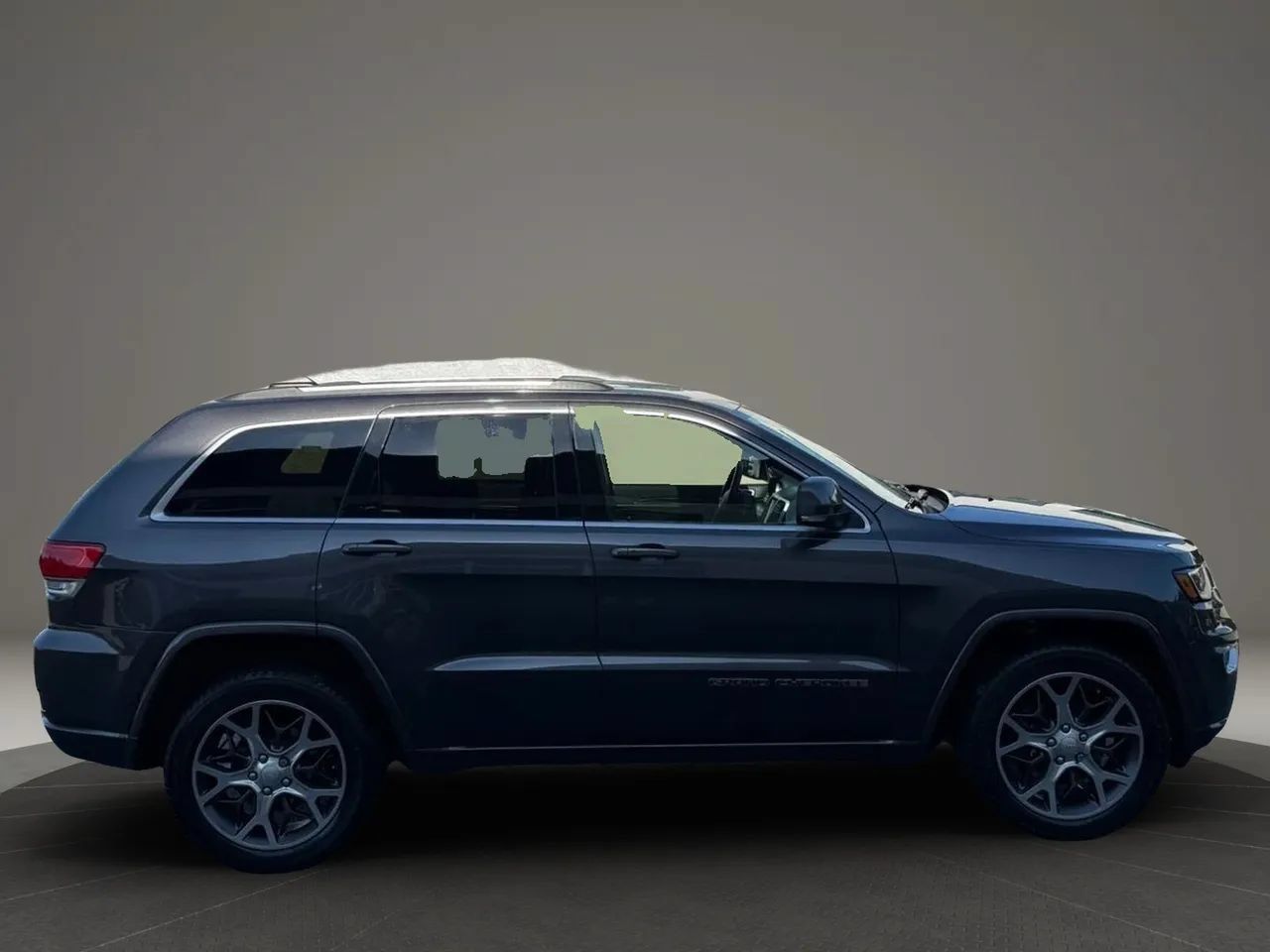 Used 2018 Jeep Grand Cherokee Limited AWD/4WD image 6