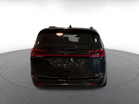 Used 2025 Chrysler Pacifica Limited FWD image 9