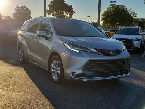 Used 2025 Toyota Sienna Limited image 3