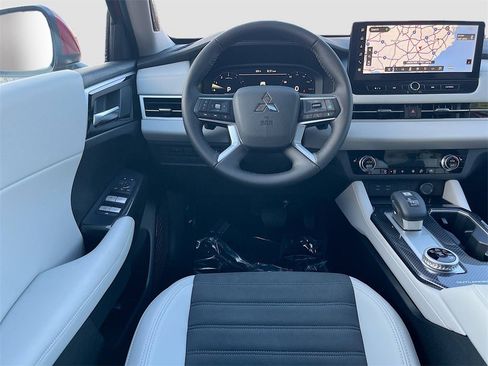 New 2025 Mitsubishi Outlander SE image 24