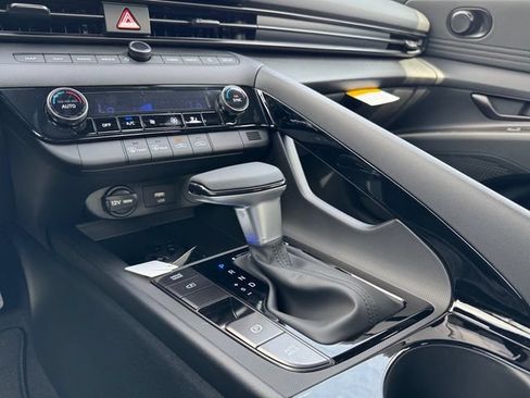 Certified 2025 Hyundai Elantra SEL FWD image 20