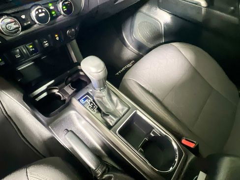 Used 2017 Toyota Tacoma TRD Sport image 26