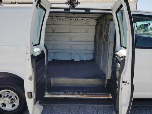Used 2018 Chevrolet Express 2500 w/ Driver Convenience Package RWD image 24