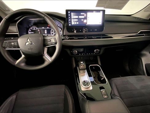 Used 2025 Mitsubishi Outlander AWD image 15