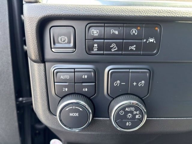 Used 2025 Chevrolet Suburban Z71 AWD/4WD image 13