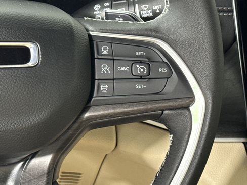 New 2025 Jeep Grand Cherokee Limited image 18