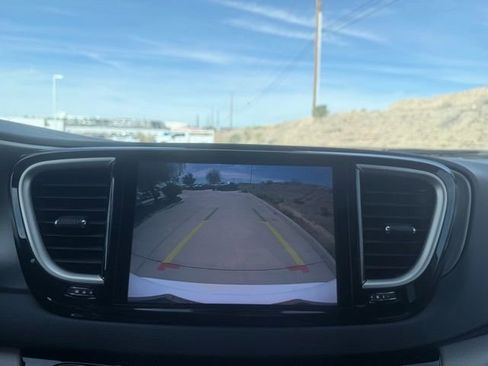 Used 2024 Chrysler Pacifica Touring-L image 20