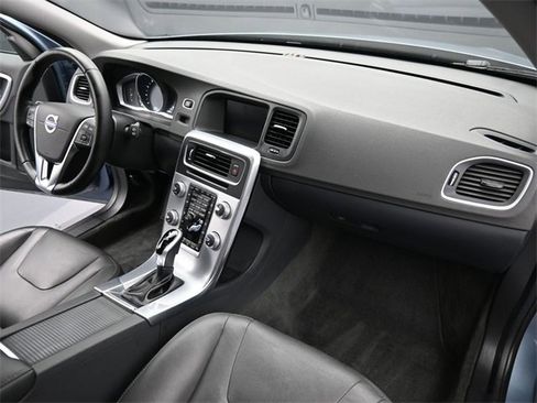 Used 2018 Volvo V60 T5 Cross Country w/ Convenience Package image 39