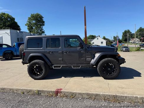 Used 2018 Jeep Wrangler Unlimited Sahara AWD/4WD image 5