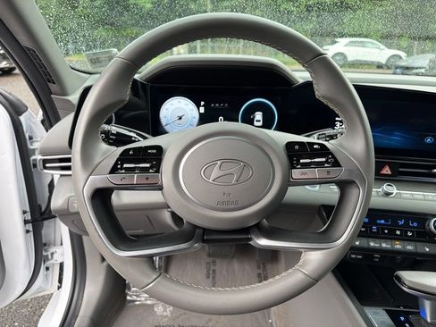 Certified 2025 Hyundai Elantra SEL FWD image 18