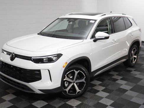 New 2026 Volkswagen Tiguan SE image 2