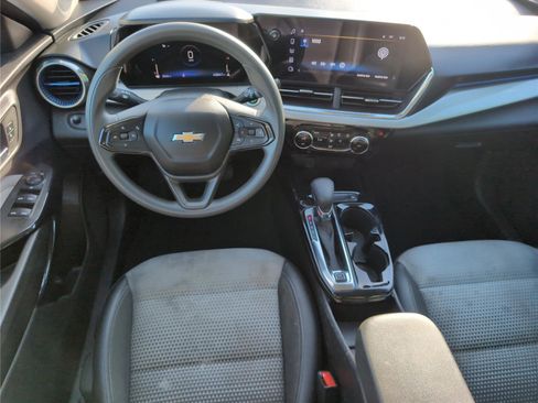 Used 2025 Chevrolet Trax LT FWD image 27