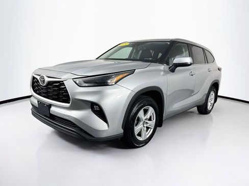 Used 2024 Toyota Highlander LE AWD/4WD image 3