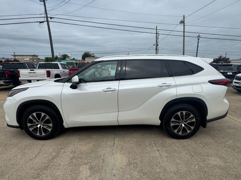 Used 2021 Toyota Highlander XLE AWD/4WD image 2