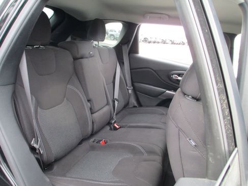 Used 2021 Jeep Cherokee Latitude AWD/4WD image 19