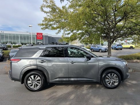 Used 2022 Nissan Pathfinder SV image 2