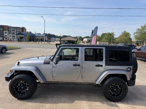 Used 2014 Jeep Wrangler Unlimited Sahara w/ Connectivity Group AWD/4WD image 5