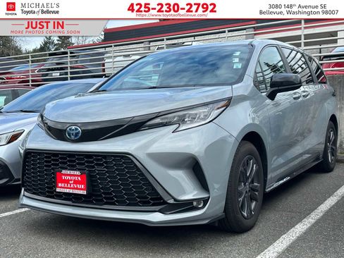 Used 2025 Toyota Sienna XSE image 1