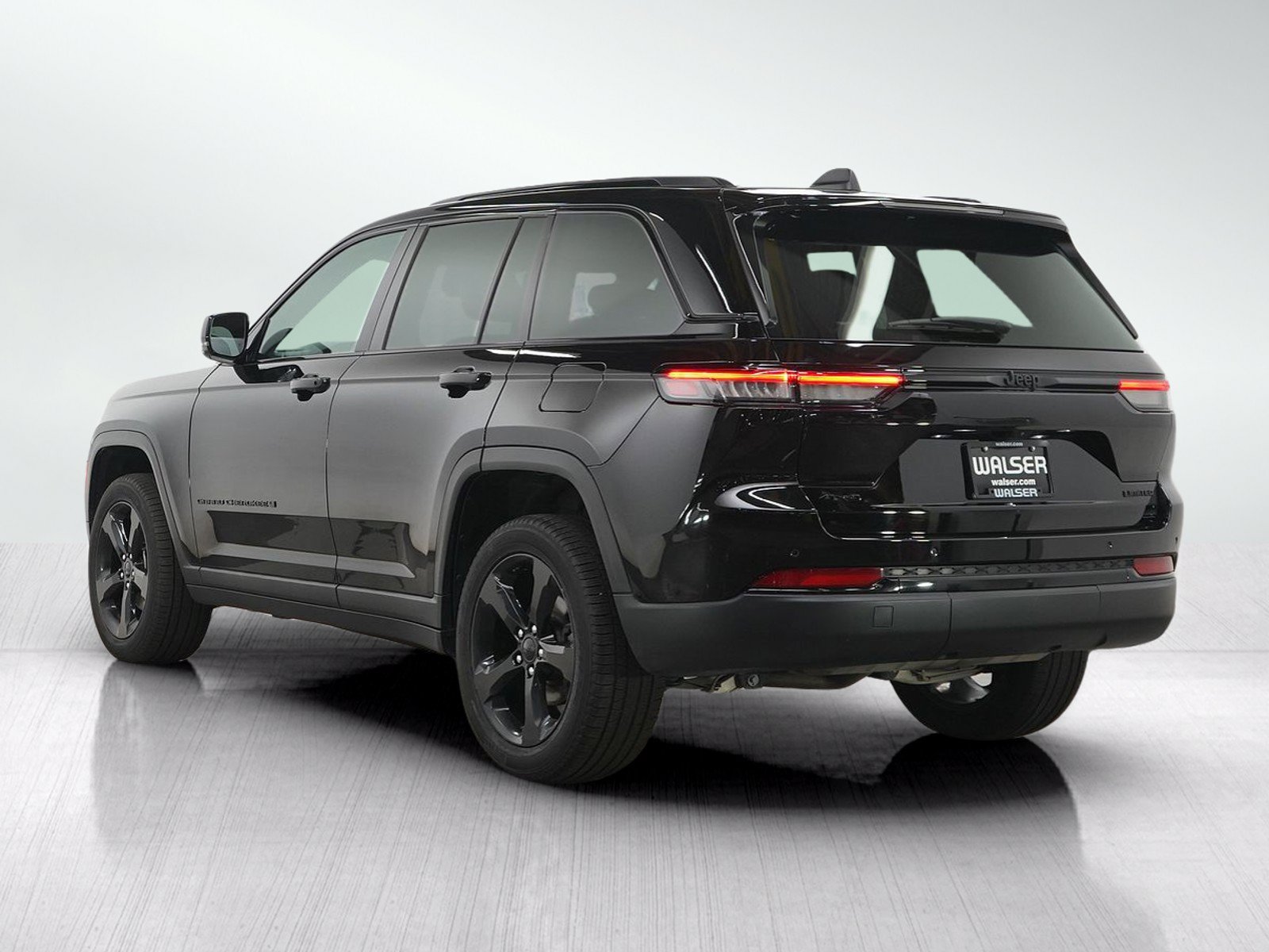 Used 2025 Jeep Grand Cherokee Limited w/ Black Appearance Package AWD/4WD image 3