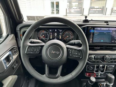 Used 2025 Jeep Gladiator Mojave AWD/4WD image 16