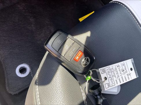Used 2025 Toyota Camry SE w/ Convenience Package FWD image 15