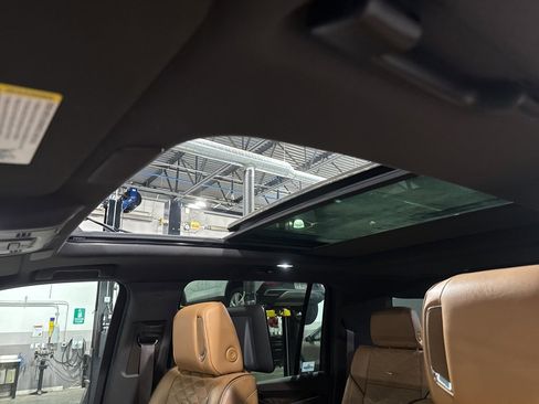 Used 2021 Cadillac Escalade ESV Premium Luxury image 16