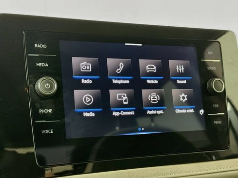 Used 2025 Volkswagen Taos SE FWD image 16