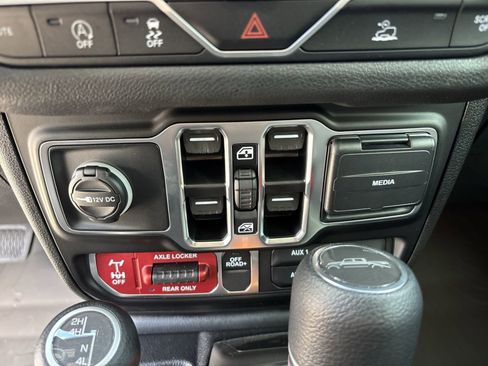 New 2025 Jeep Gladiator Willys image 17