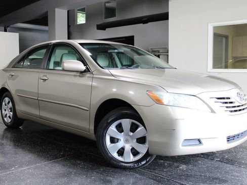 Used 2009 Toyota Camry LE FWD image 1