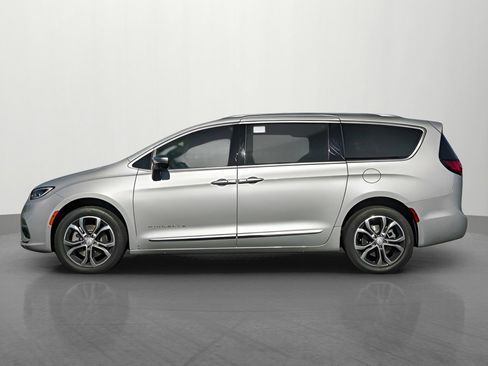 New 2026 Chrysler Pacifica Pinnacle image 3