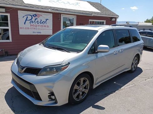 Used 2020 Toyota Sienna SE Premium FWD image 1