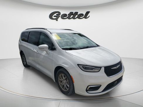 Used 2021 Chrysler Pacifica Touring image 3
