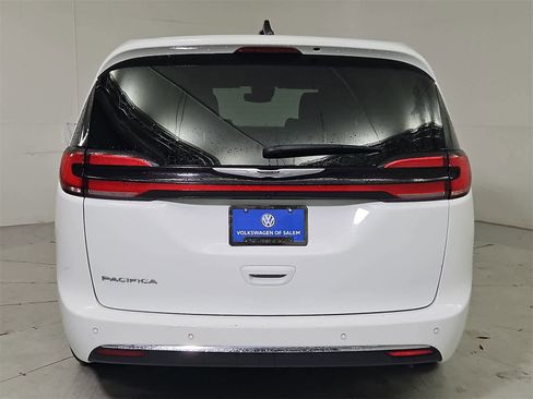 Used 2024 Chrysler Pacifica Touring-L image 5