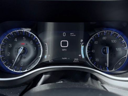 Used 2023 Chrysler Pacifica Touring-L FWD image 33