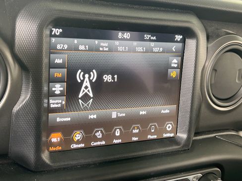 Used 2023 Jeep Gladiator Sport image 15