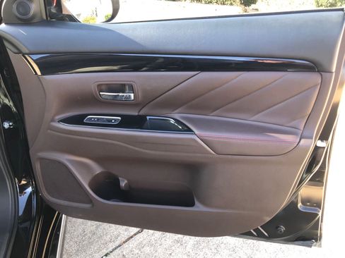 Used 2018 Mitsubishi Outlander SEL image 16