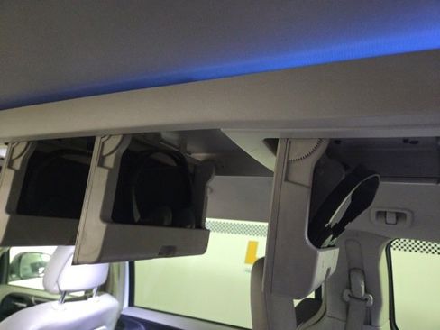 Used 2015 Chrysler Town & Country Touring image 29