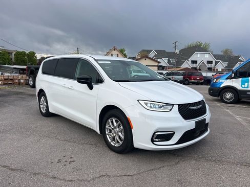 Used 2024 Chrysler Pacifica Touring-L image 2